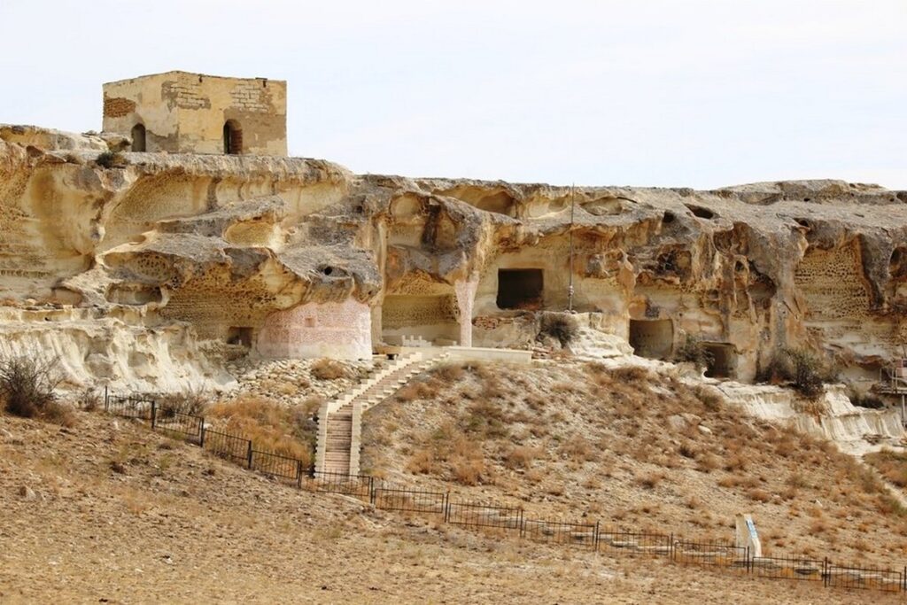 Однодневный тур в каньон Капамсай, Шакпак-Ата (подземная мечеть), Акеспе (меловой каньон), долина шаров