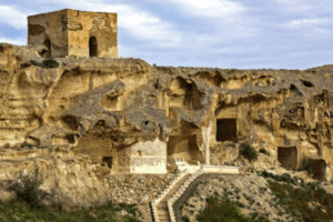 Однодневный тур в каньон Капамсай, Шакпак-Ата (подземная мечеть), Акеспе (меловой каньон), долина шаров Однодневный тур в каньон Капамсай, Шакпак-Ата (подземная мечеть), Акеспе (меловой каньон), долина шаров